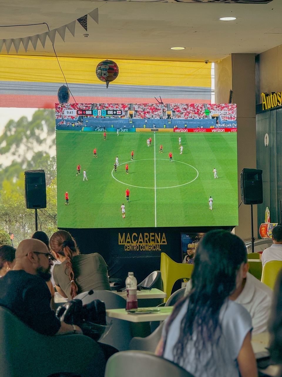 Pantalla LED de gran formato instalada en la plazoleta de comidas de un centro comercial